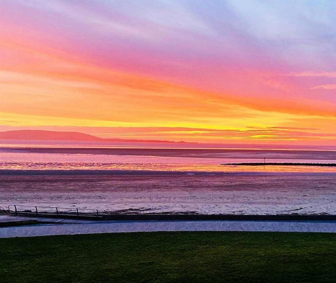 Beachfront Bliss With Spectacular Views Llanelli Exteriör bild